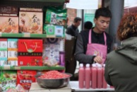 Selling pomegranate juice, China